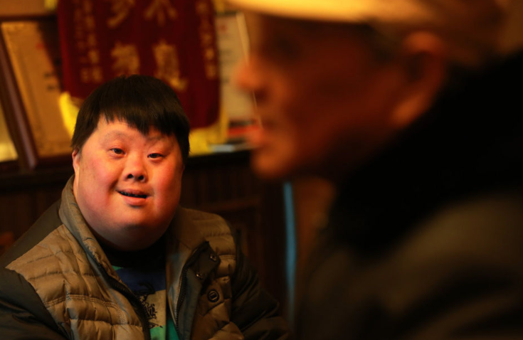 登上人民大会堂，与刘德华共唱，是谁揭穿了“天才指挥家”的谎言