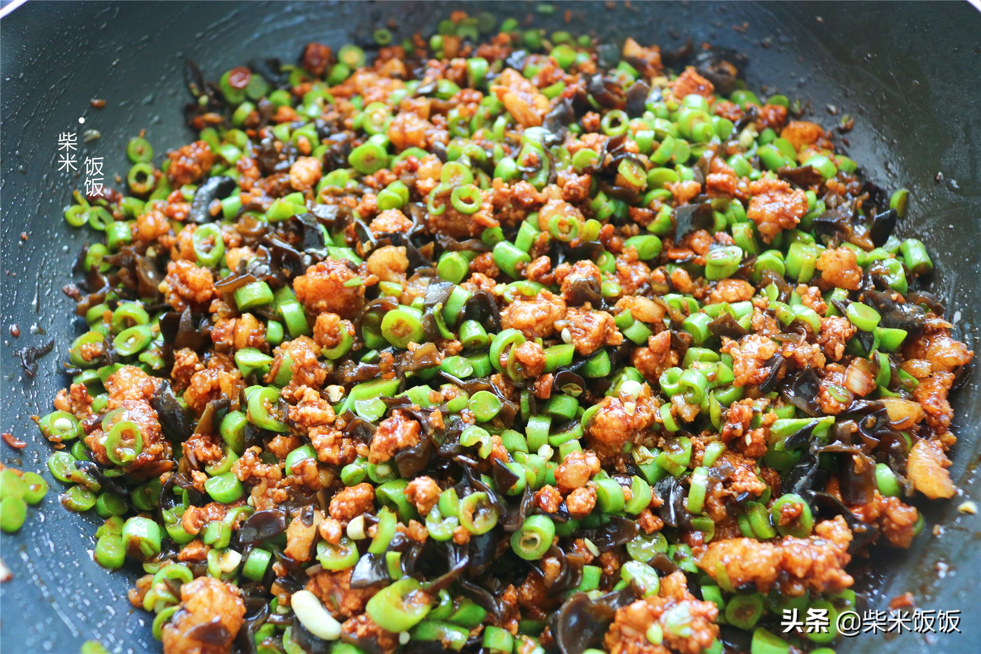 夏季蒸包子，這個餡的要試試，比韭菜更鮮美，個個飽滿不塌陷