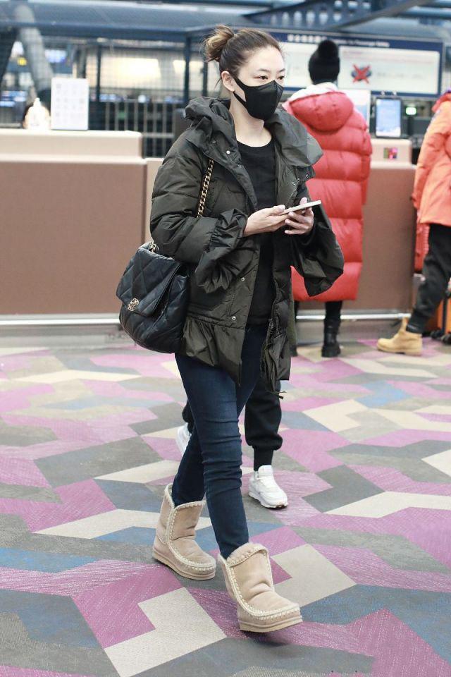 應采兒素顏太抗打，一身低調色依舊美到發光，確定是37歲倆娃媽