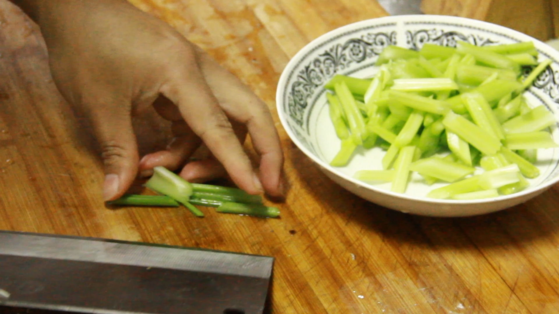 图片[10]-饭店招牌菜芹菜炒杏鲍菇做法？（带视频-起舞食谱网