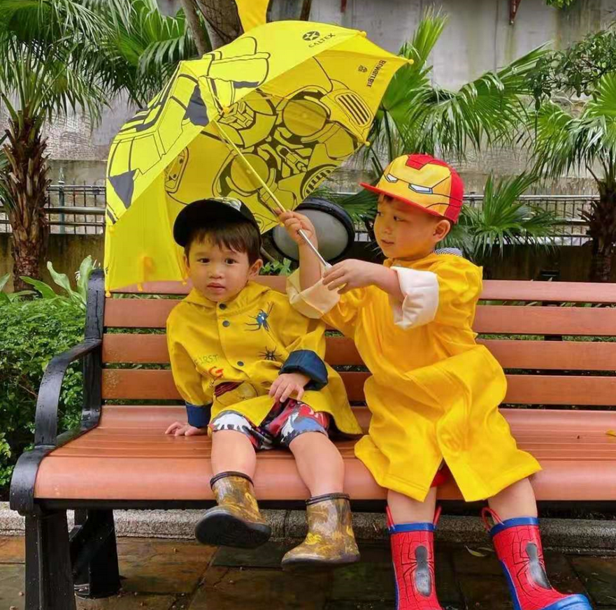 胡杏儿老公晒儿子近照，大儿子帮弟弟撑伞，小儿子眼睛笑成一条线