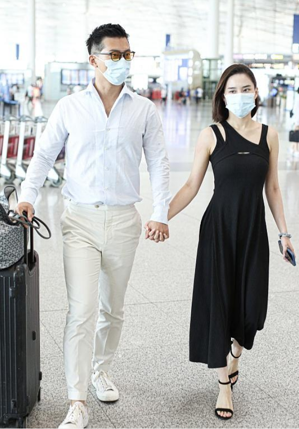 何超莲和窦骁走机场，穿条裙子就很显魅力，一