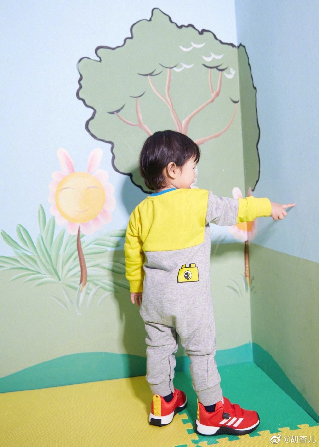 胡杏儿带小儿子玩游乐场，1岁半李奕霖痞帅大气，比哥哥有明星相