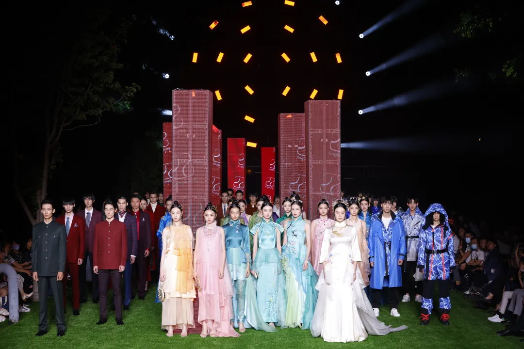 “雷蒙”、“伊里兰”、“宫溢”三大品牌联袂登陆2021北京时装周