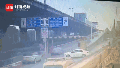 武汉限高杆曾7小时被撞9次 公交“削顶”多因司机开错道