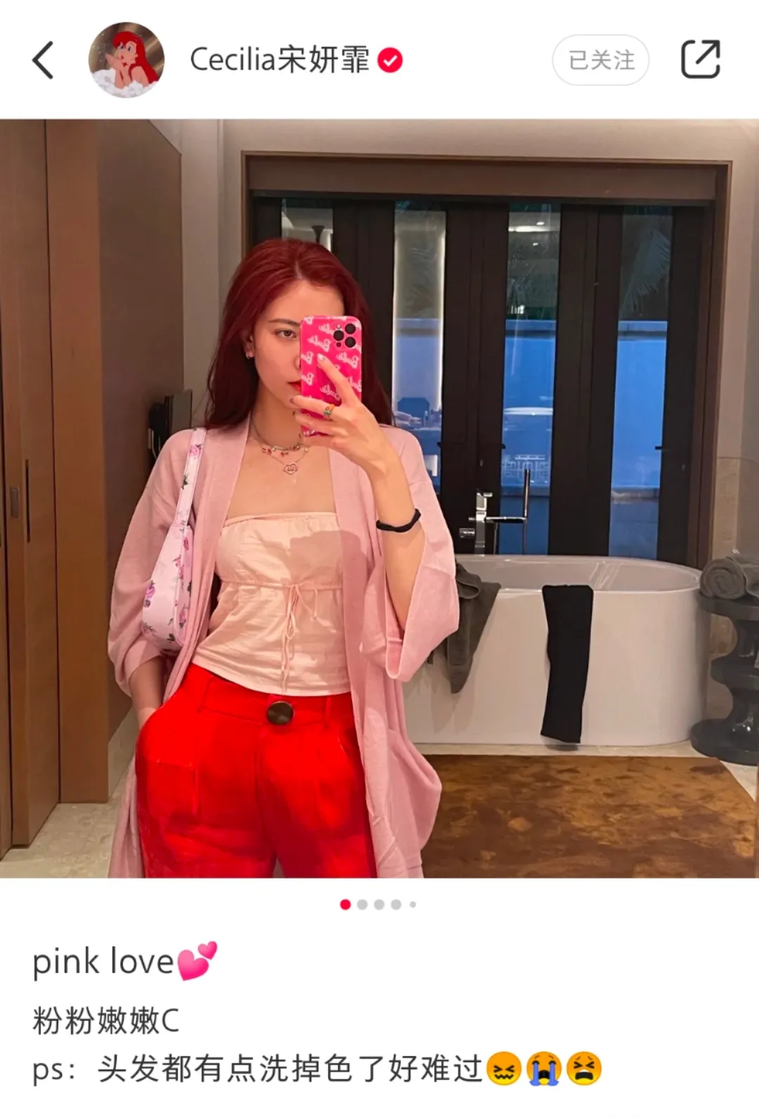 看她这一头红发,不就是现实版的人鱼公主吗?