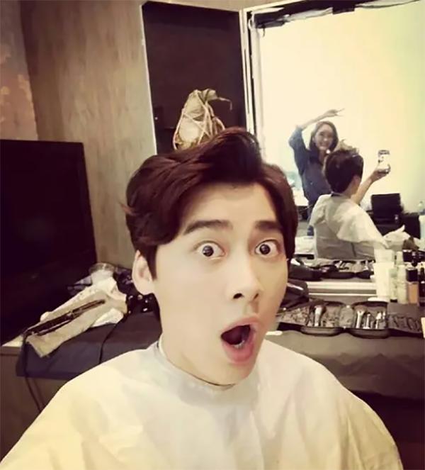 明星也有颜值缺陷，杨紫和郑爽法令纹深，鹿晗