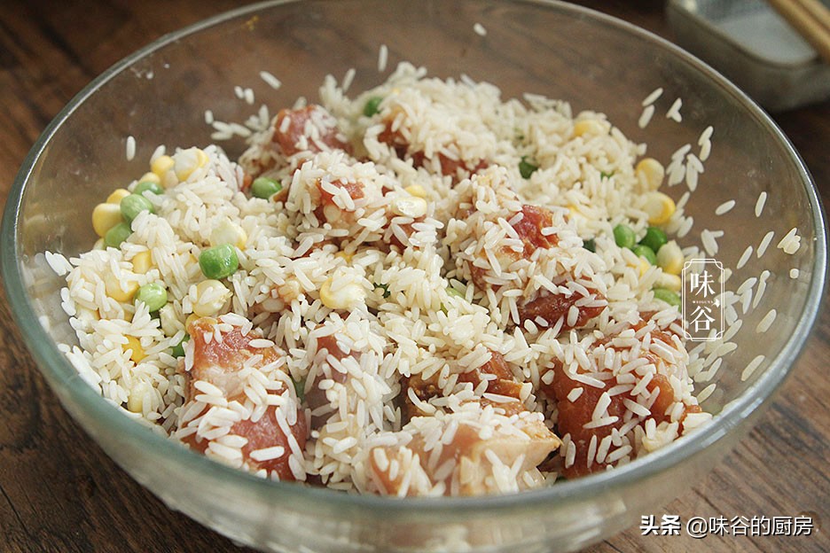 最近家人就馋这饭，裹上叶子一起蒸，清香不油腻，既是主食也是菜