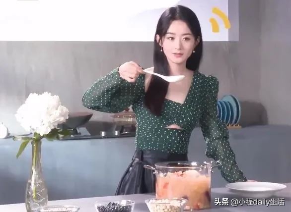 赵丽颖拍摄没开空调，大热天披头散发，而肩膀垫毛巾吸汗很朴实