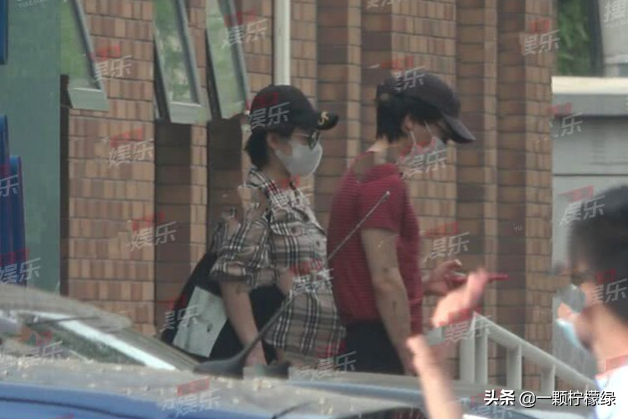 刘璇41岁怀二胎，丈夫陪伴挺巨肚现身，身体素质超强走路带风