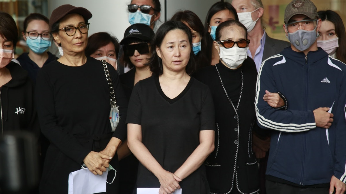 赌王离世之际，奚梦瑶与何氏家族一同露面，站在最后排神情凝重