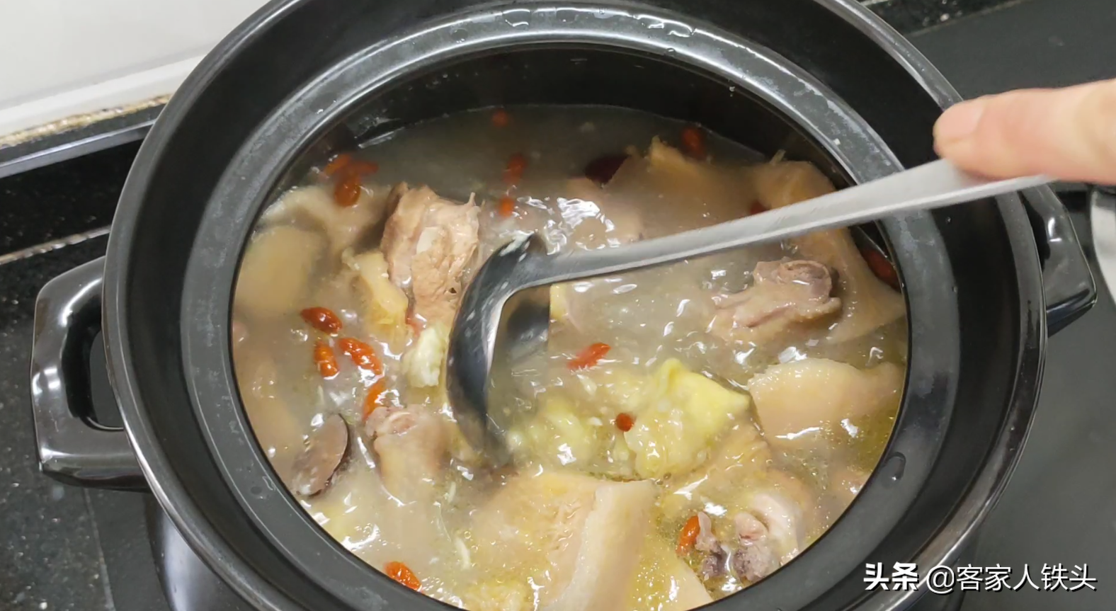 廣東人夏季少不了一鍋湯，教你煲湯技巧，湯鮮肉香，一大鍋不夠喝