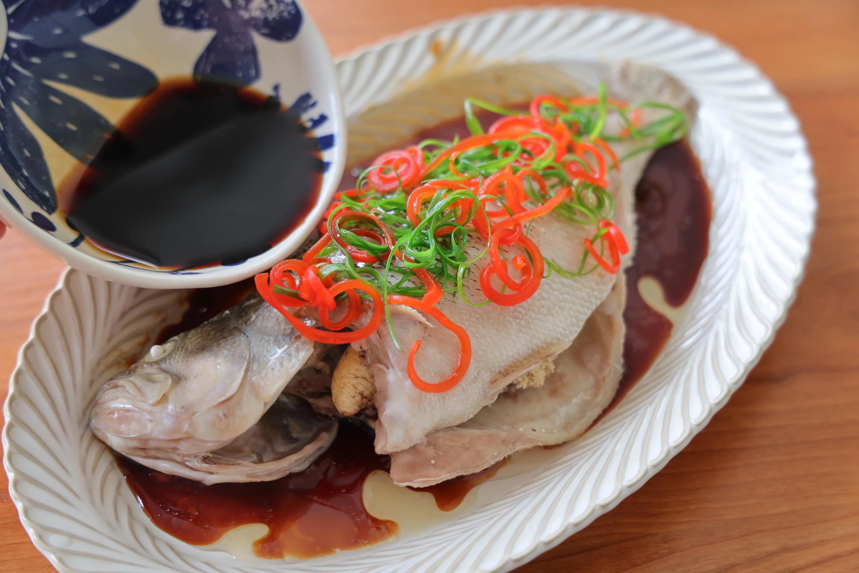 孩子最愛吃的清蒸鱸魚，簡單蒸一蒸，肉質鮮嫩，清淡不油膩