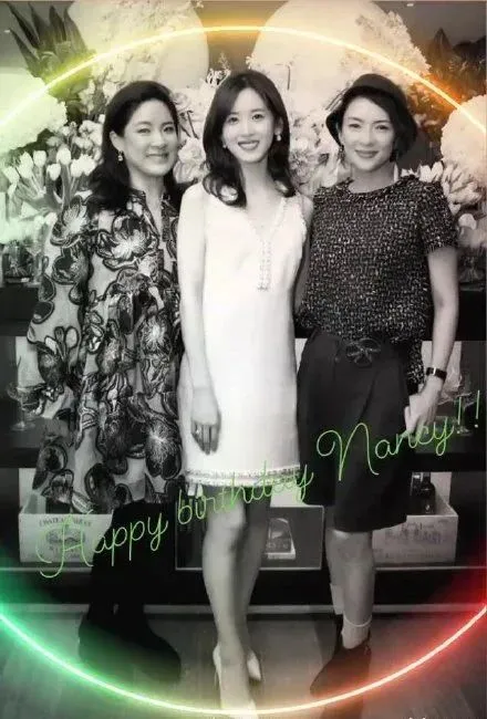章子怡首次携子走机场，一家三口穿皮草似土豪，醒醒胖了她瘦脱相