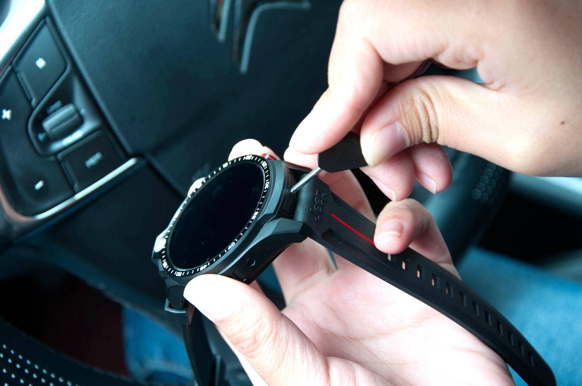 Jeep黑骑士智能手表：高清双摄独立通话，自带64G超大空间