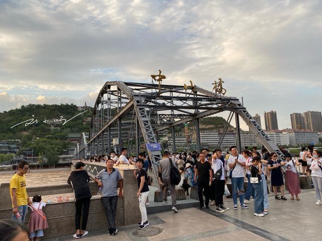 The most famous landmark in Lanzhou, Gansu, is known as the "First Bridge on the Yellow River". Tourists must come to check in