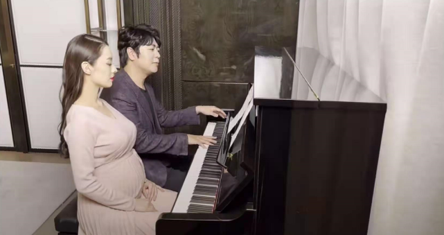 郎朗與孕妻四手聯彈做胎教，吉娜懷孕8個月肚大如籮，狀態超好