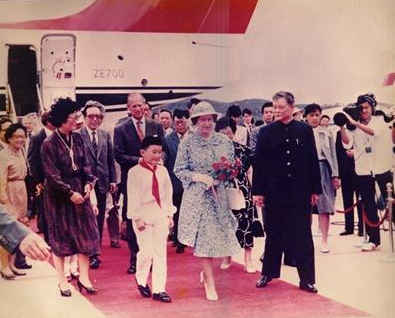 34年前英女王访华排面大，600人随行，爬长城游西安吃粤菜