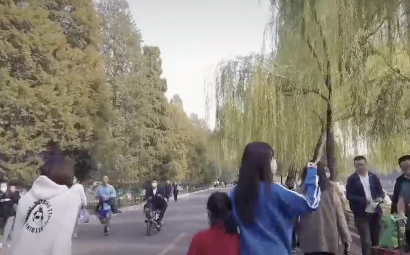 李小璐帶女兒遊故宮，甜馨輕鬆翻跟頭，被媽媽背在背上互動溫馨