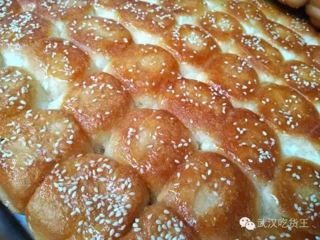 在武汉这个老城区，排队才能吃到传奇美食，物