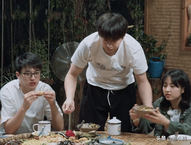 向往4 张子枫不好意思站起来加饭，彭昱畅的举动