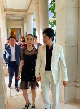 郎朗吉娜疑购北京1.8亿别墅，装修奢华富丽堂皇，数十人陪同看房