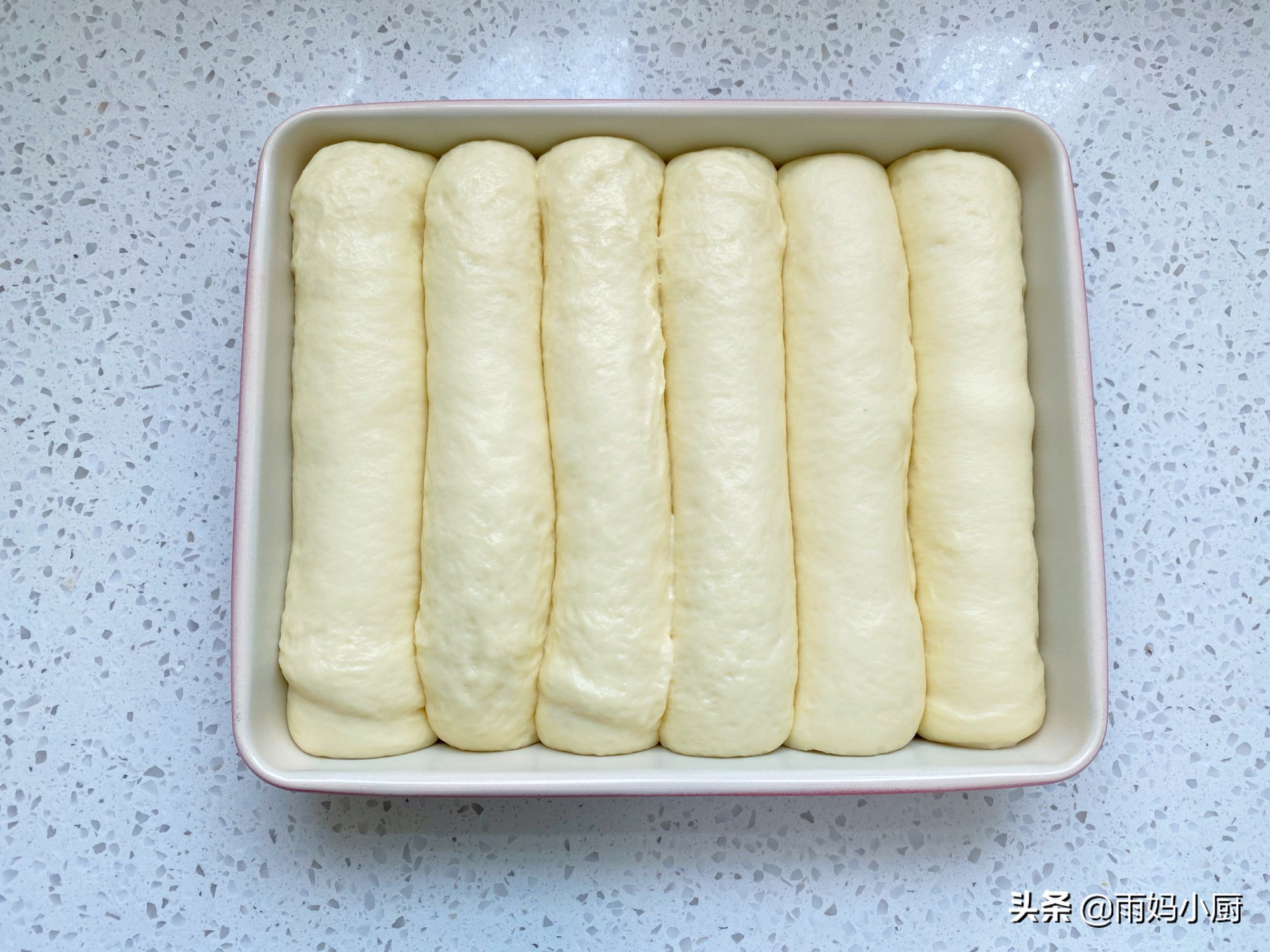 做过的面包里，最松软的就是奶排包，组织细腻又拉丝奶香味十足