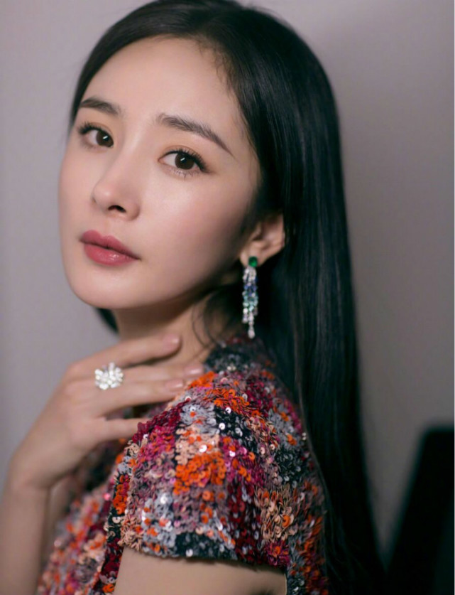官博曝杨幂春晚节目被毙，《刺杀小说家》预售票房不及《花木兰》