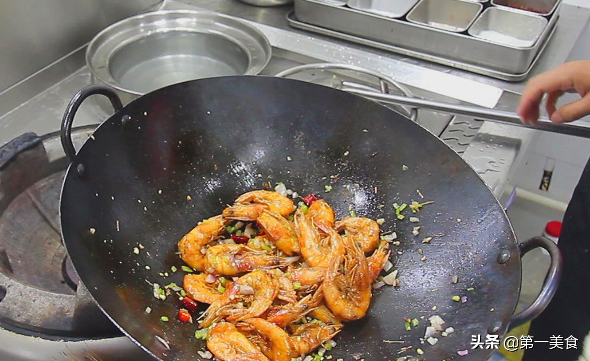 图片[11]-椒香酥脆的椒盐大虾就做好了。 <img alt="厨师长分享“椒盐基围-起舞食谱网