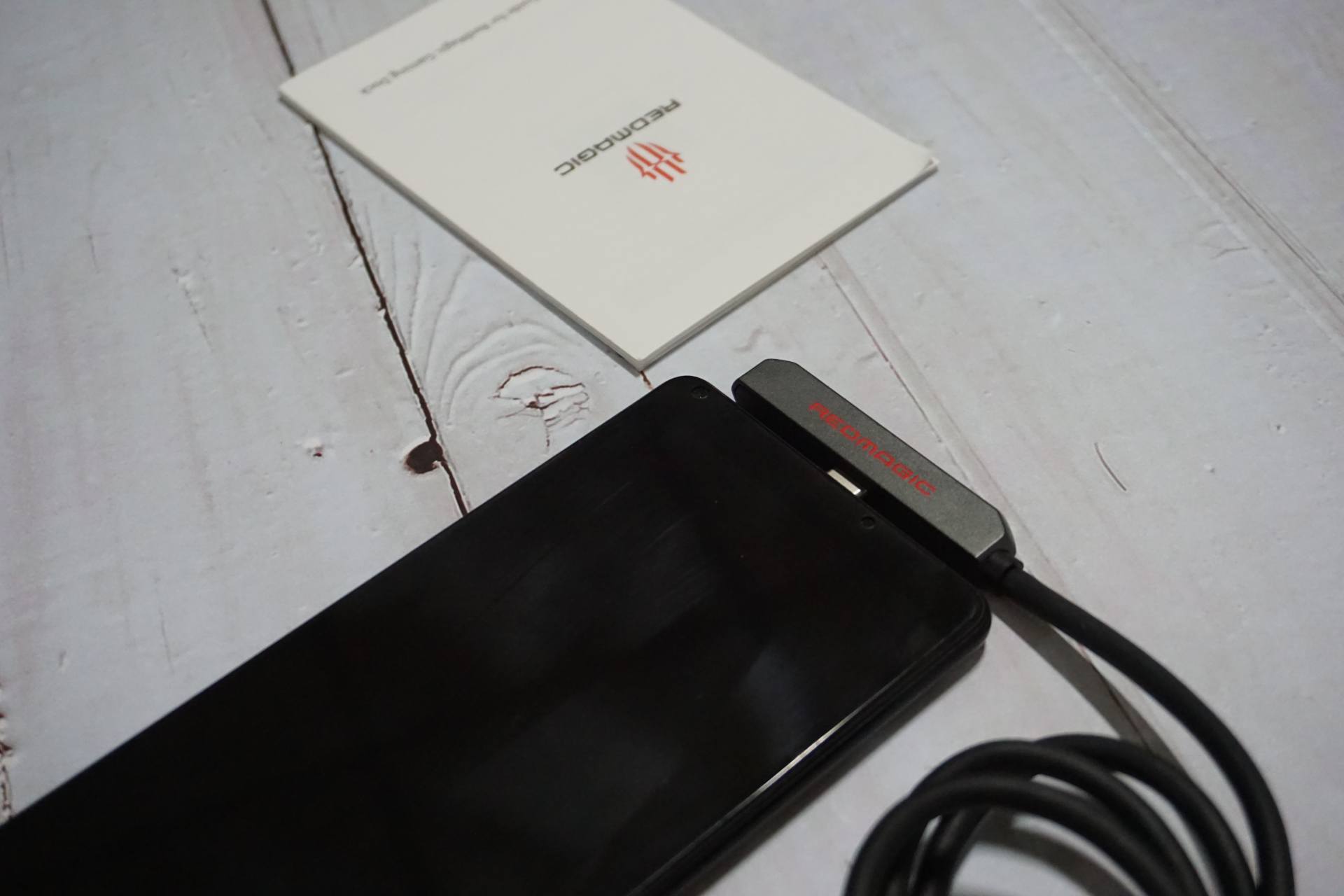 红魔手游拓展坞，充电耳机不冲突