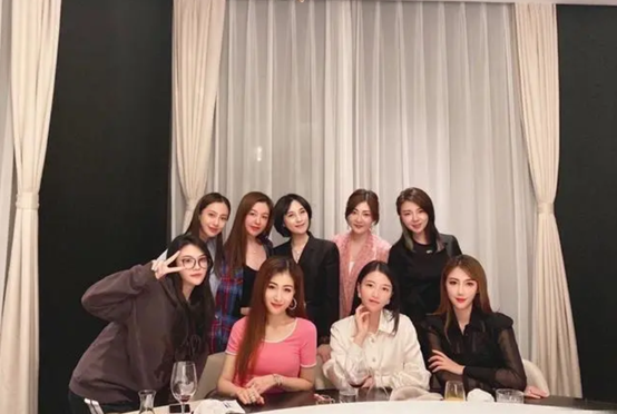 baby母子遊迪士尼，小海綿穿蜘蛛俠皮衣，發現被拍忙遮臉