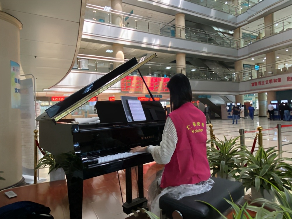 山东淄博有一家能“弹钢琴”的医院，每天都有志愿者免费来弹钢琴，有人自费专门从浙江过来“演奏”