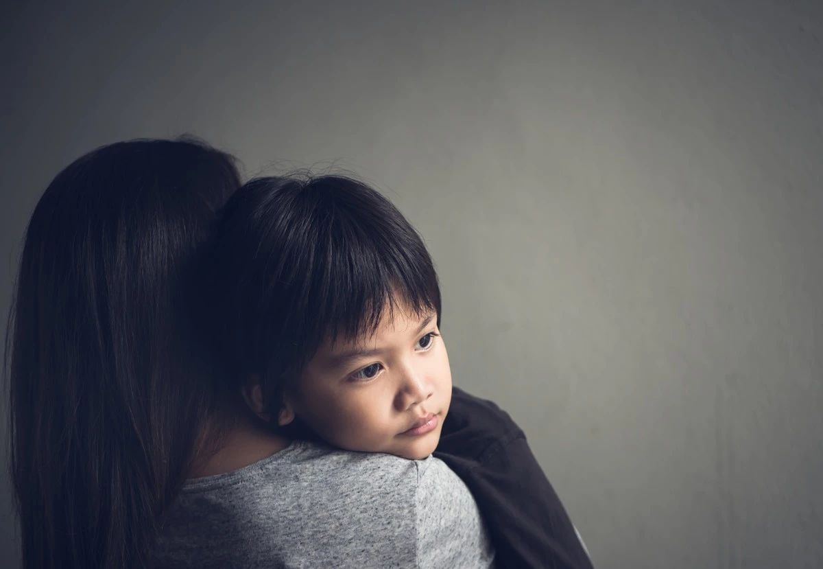 从小到大都是穿“二手衣服”，孩子如今变成这样，家长悔不当初