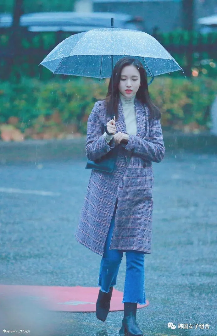 只是在下雨天撑了一把伞的这位女团爱豆,淡雅又有氛围感