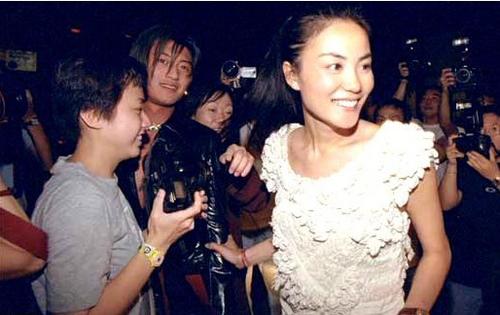 Humble of king of Xie Ting sharp edge is high-key beautiful conjugal love, after dining together, the sweet person of the same trade that pull a hand returns love mew in all! 