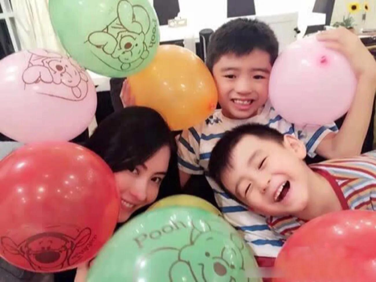 張柏芝拍廣告道具相框搶鏡，Lucas和小Q向媽媽獻吻超有愛