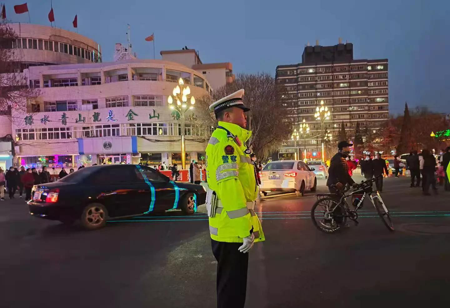 西固交警全力护航西固灯会，圆满完成灯会期间道路交通安全保畅任务