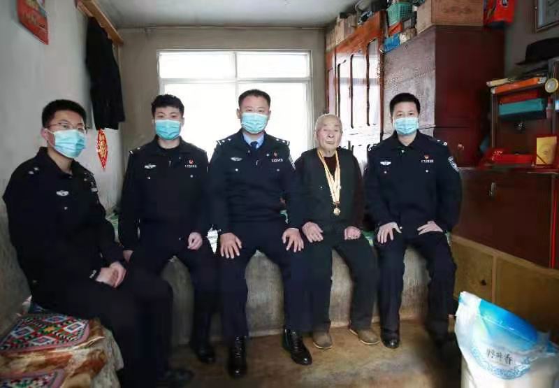 三道沟边境派出所春节期间慰问辖区抗战老兵