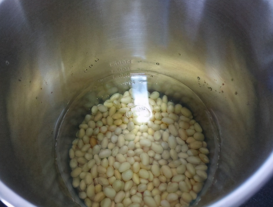 打豆漿，泡好的黃豆直接打就外行了，多加1個步驟，香濃更順滑