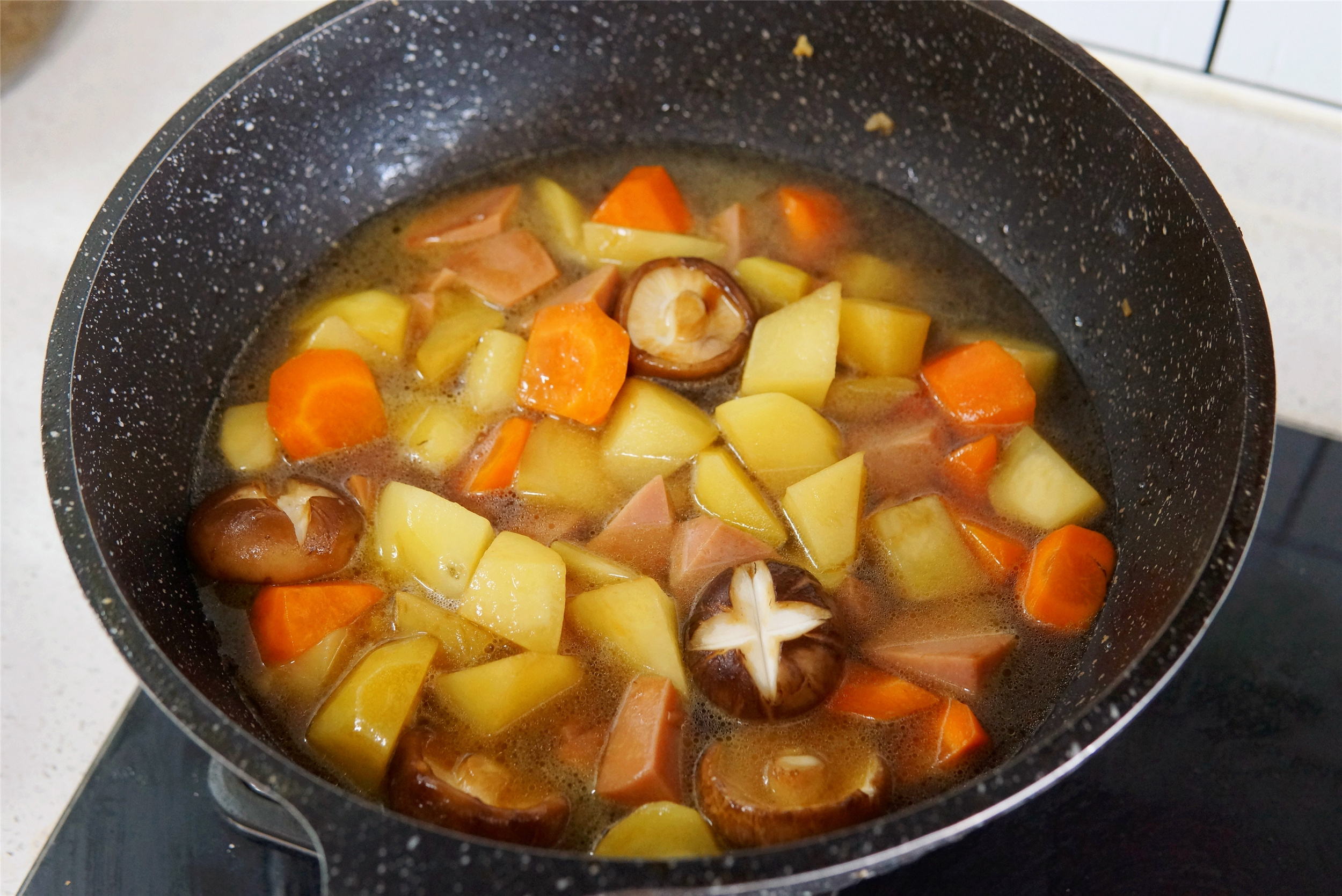 天太熱，做了一鍋“土豆燜飯”，飯菜一鍋出，省事簡單，老香了