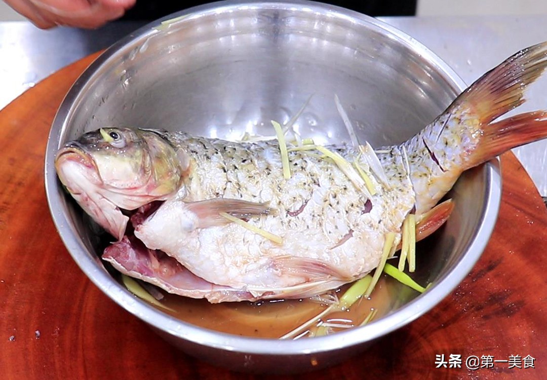 图片[3]-【蒸鱼】做法步骤图 厨师长教你正确做法 鲜嫩多汁又香辣-起舞食谱网