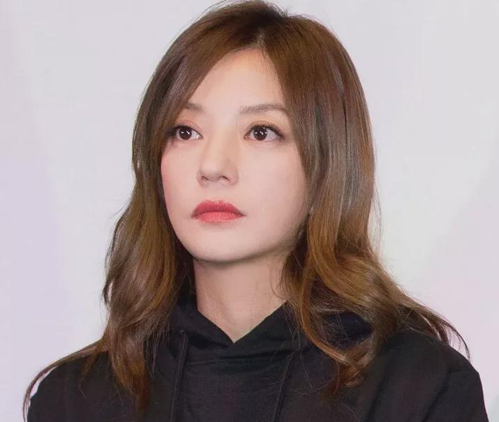 赵薇风波后首次发声！自曝在北京的家人身边，澄清跑路传闻