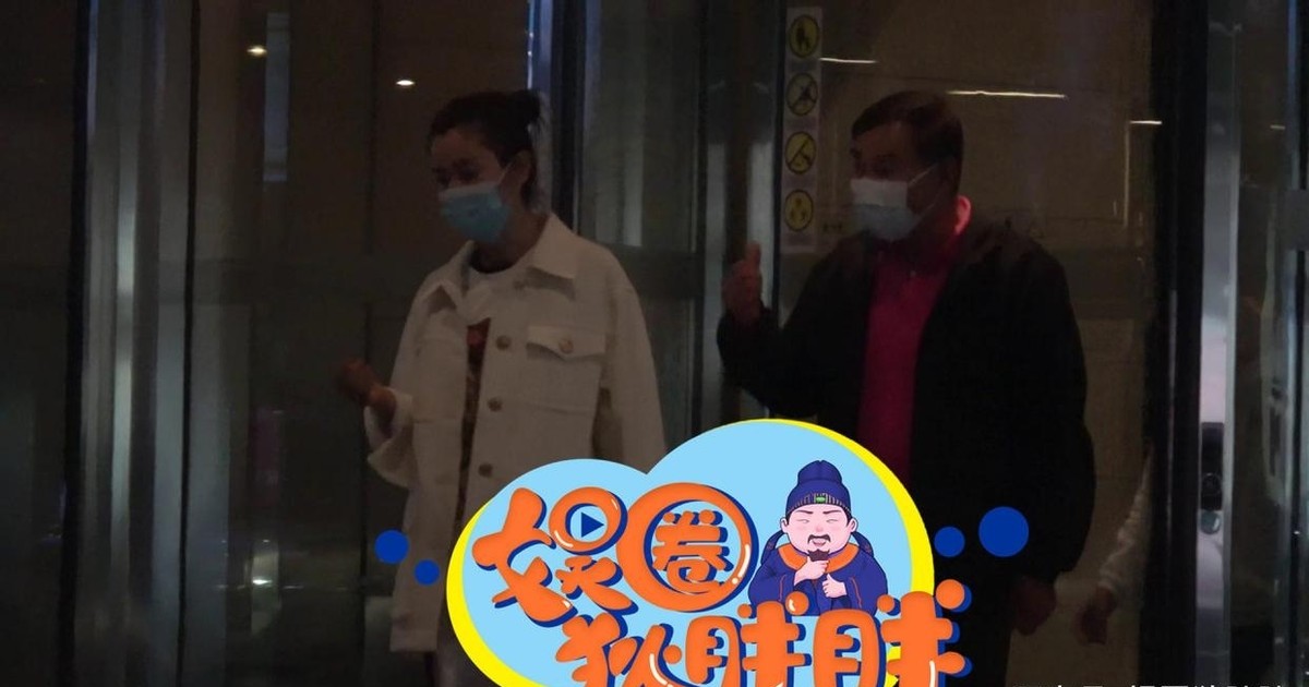 李冰冰深夜带父母聚餐，48岁仍然是单身状态，曾多次遭到家人催婚