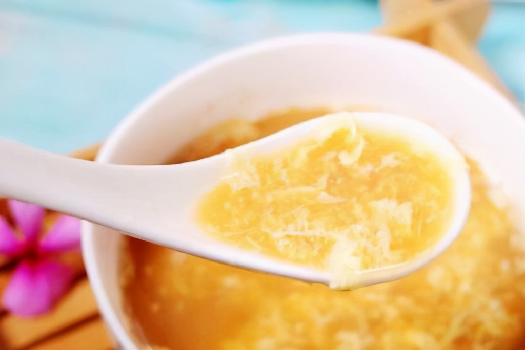 What are the benefits of drinking sesame oil for eggs in boiling water