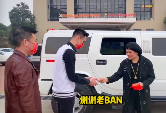 67岁八两金高调现身，坐百万豪车排场大，被指刘德华都没其嚣张