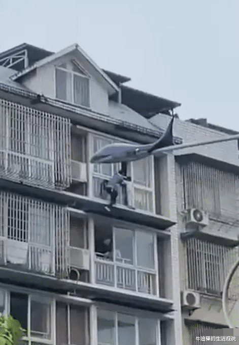 海尔小哥爬楼救下悬空女童，被海尔总部奖励一