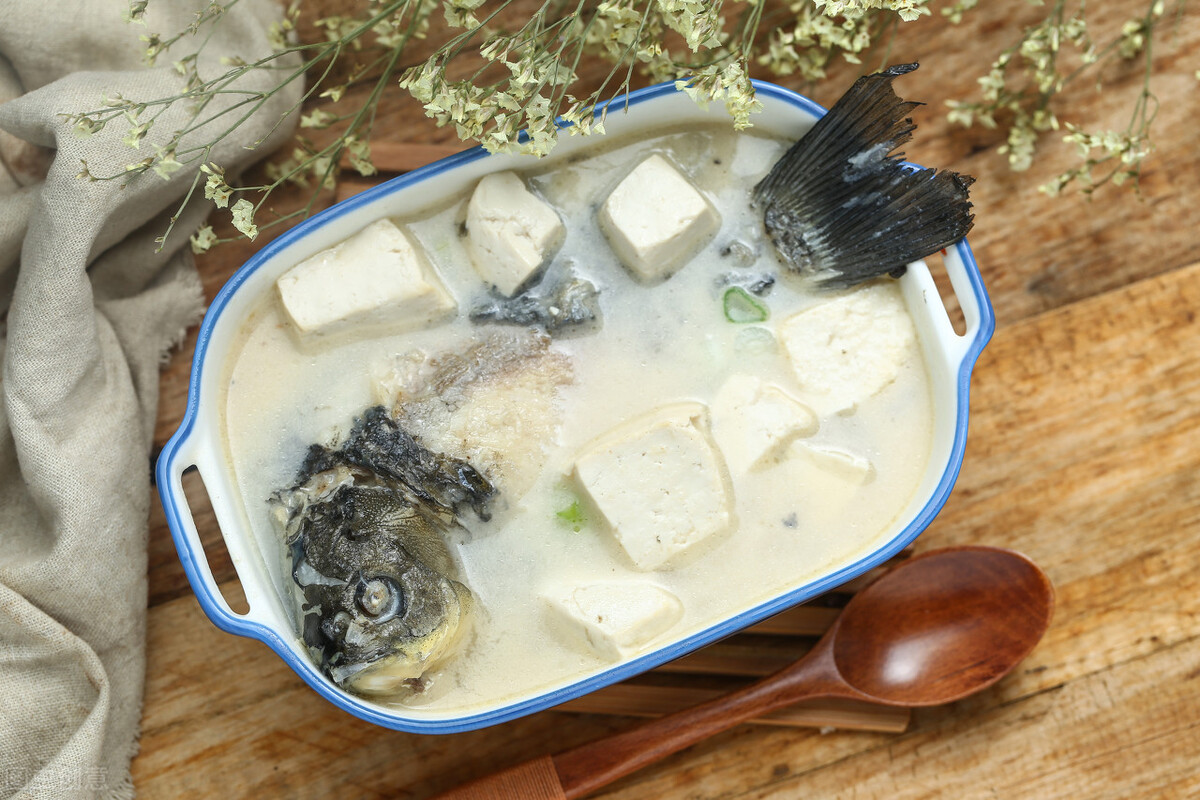 燉魚湯時，別直接下鍋，多加1步，魚湯香醇奶白還沒有腥味