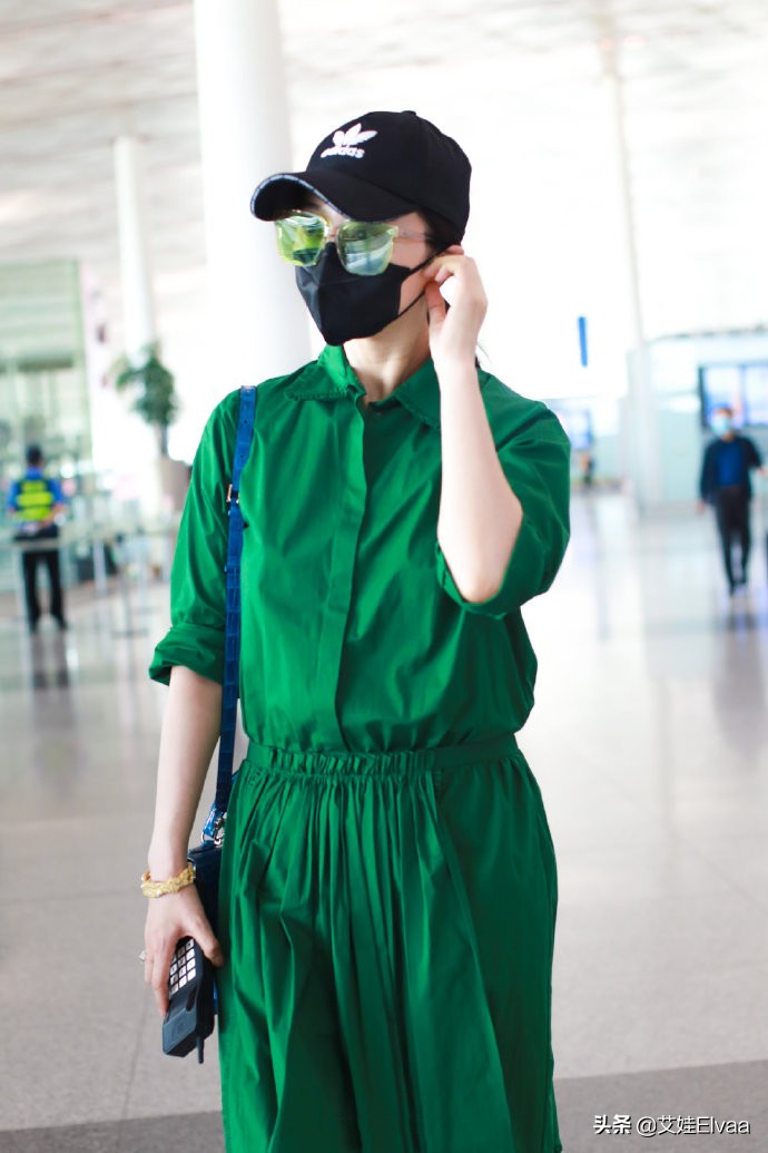 范冰冰这次失手了，绿色长裙112斤穿出122斤，看