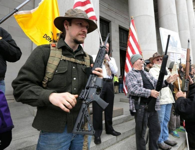 美國公民持槍自由，幾乎人人有槍，為何軍警鎮壓時卻沒人拿槍反抗