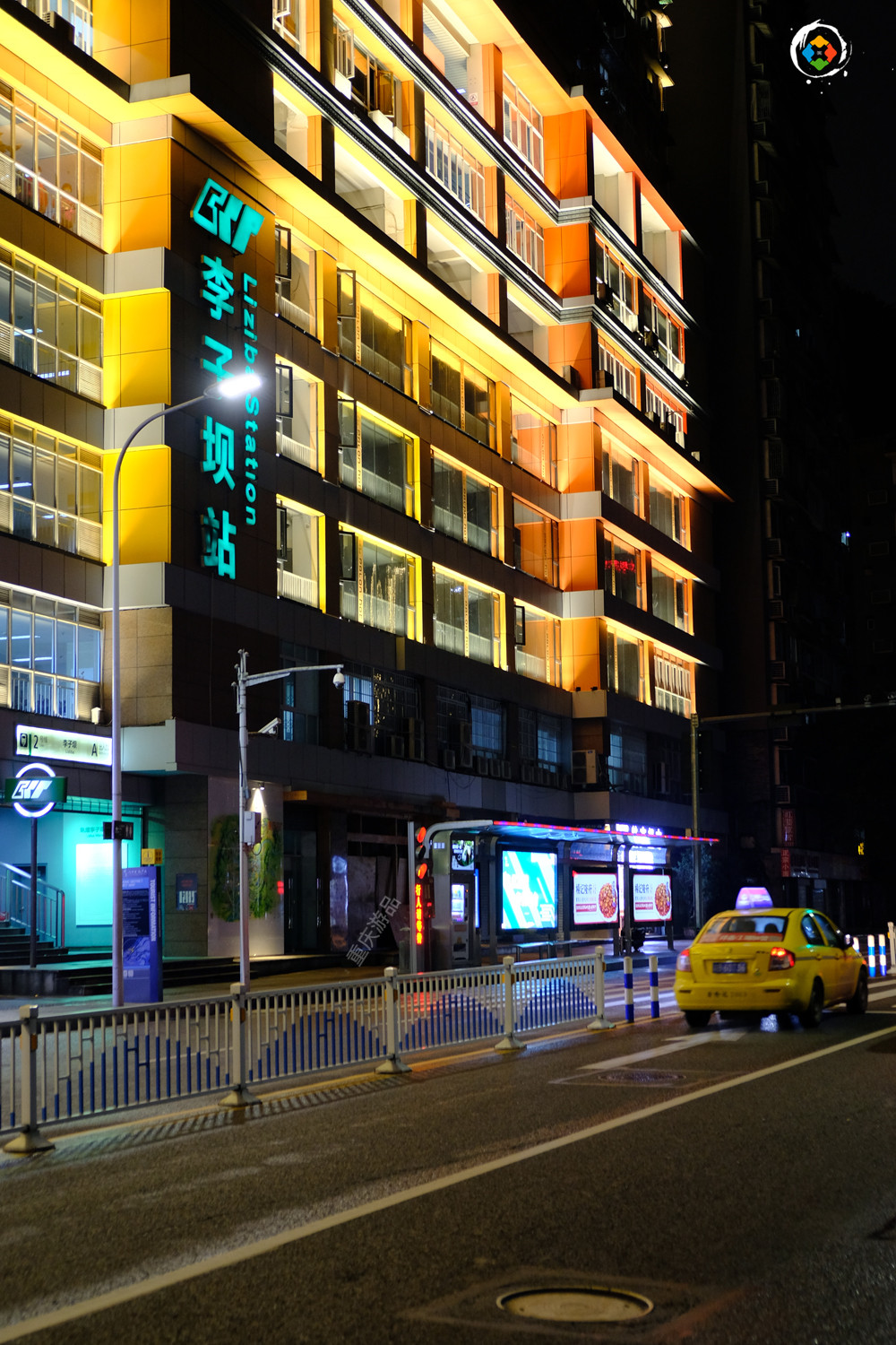 重庆李子坝夜景灯饰会影响居民吗？现场实地打探，窗户下就是光源